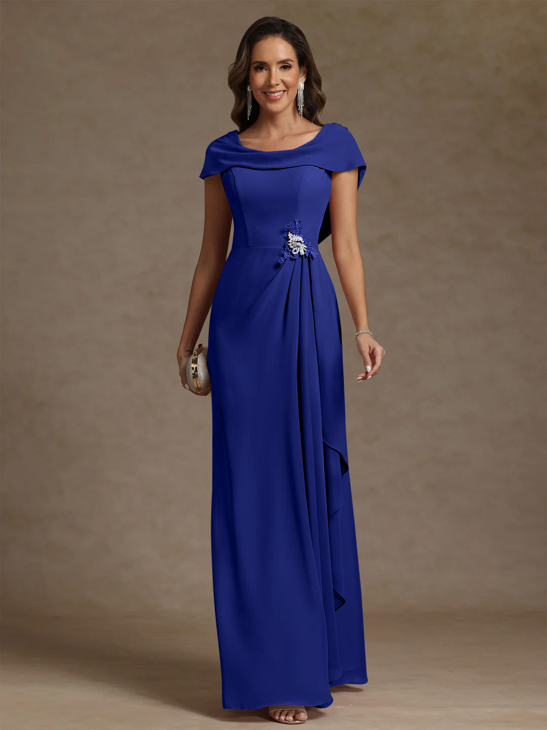 Robe mère de la mariée fourreau mousseline, col drapé, sans manches, longueur sol, strass et volants