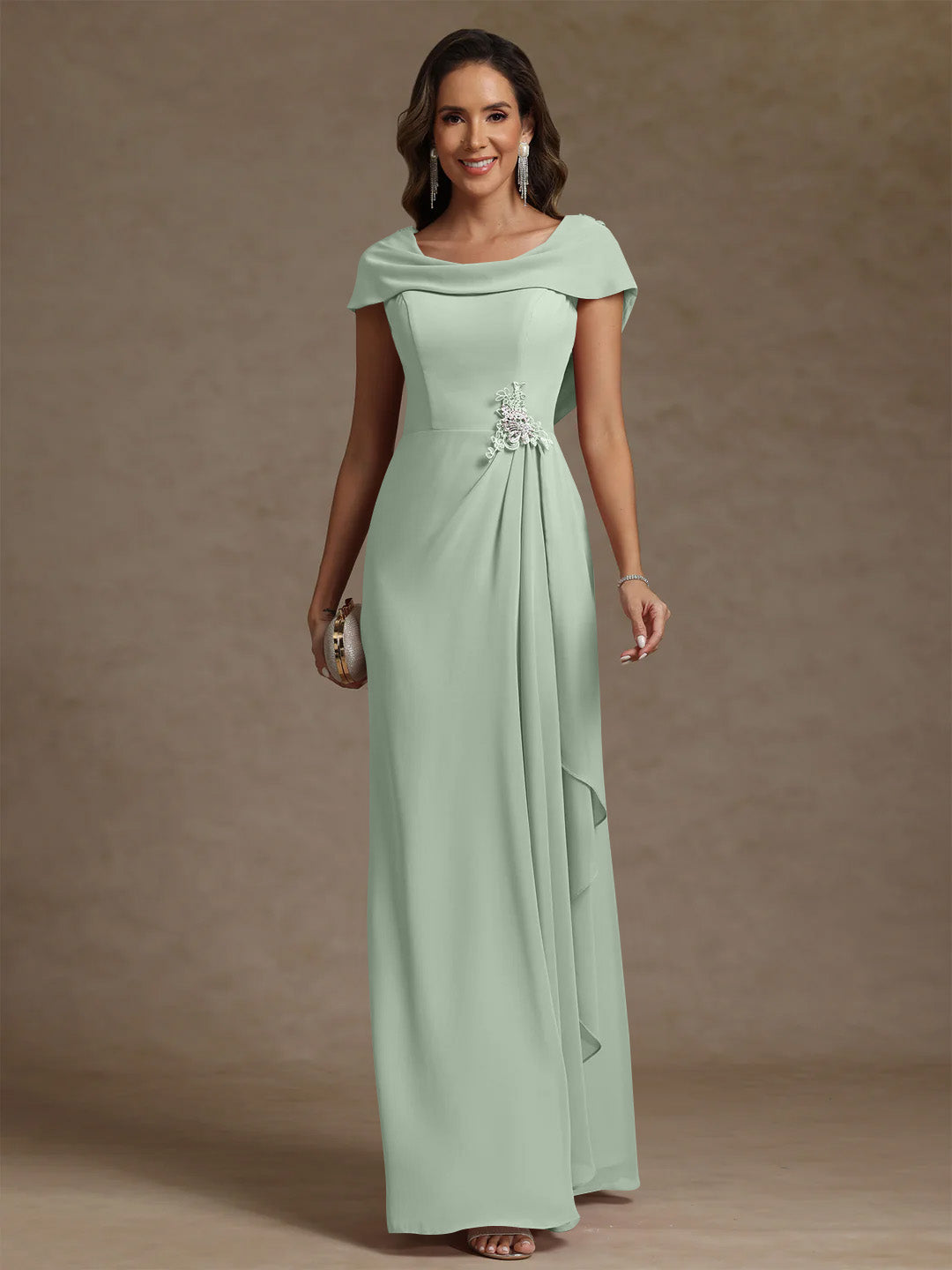Robe mère de la mariée fourreau mousseline, col drapé, sans manches, longueur sol, strass et volants