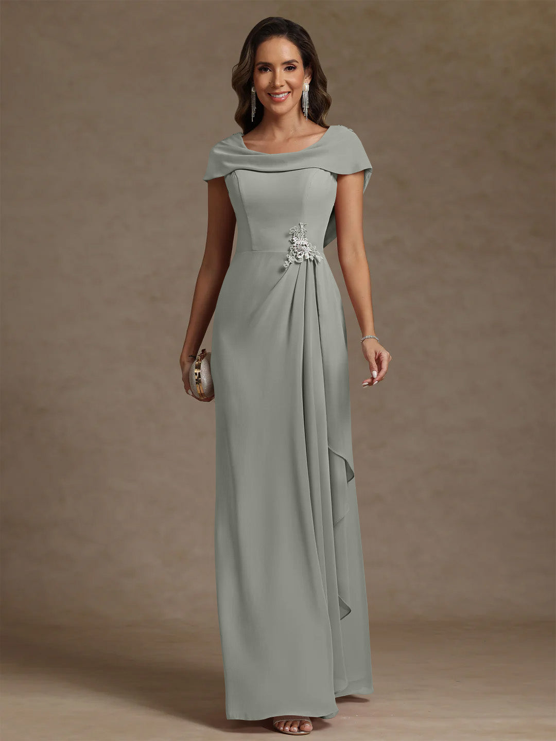 Robe mère de la mariée fourreau mousseline, col drapé, sans manches, longueur sol, strass et volants