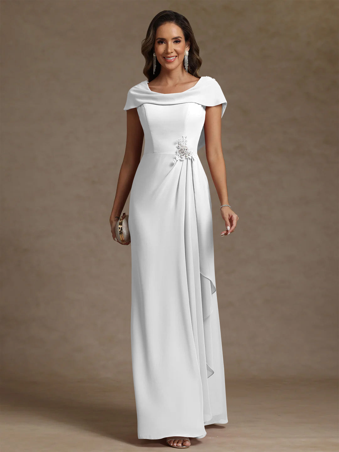Robe mère de la mariée fourreau mousseline, col drapé, sans manches, longueur sol, strass et volants