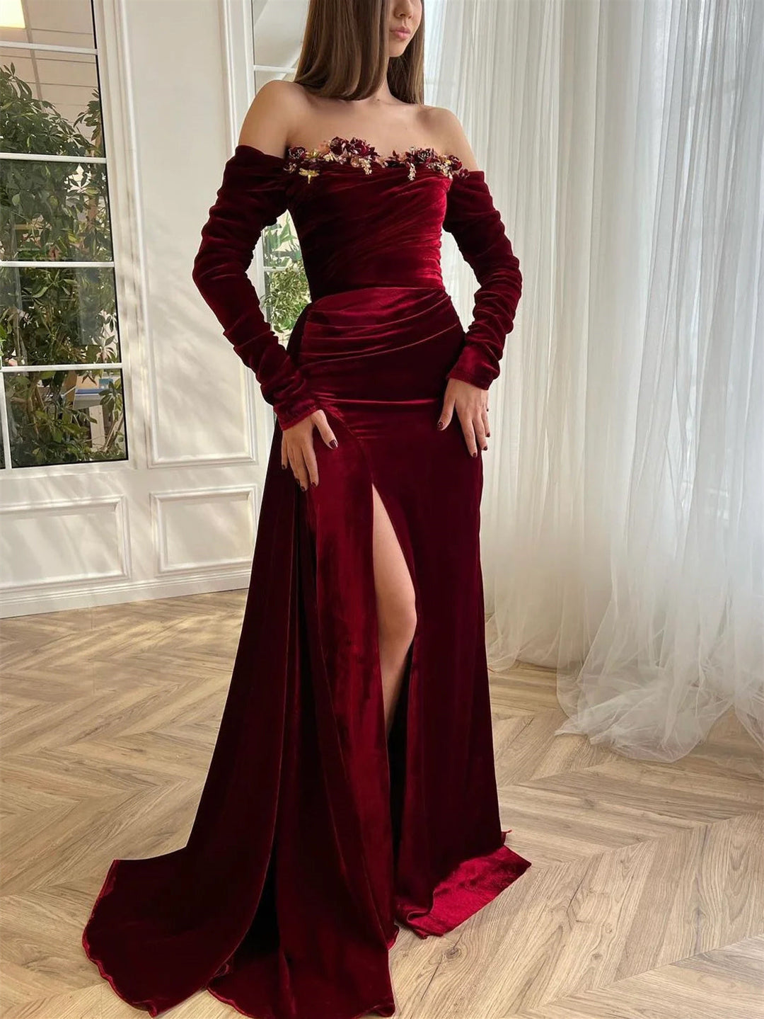 Robe de Soirée Luxueuse en Velours à Manches Longues et Épaules Dénudées