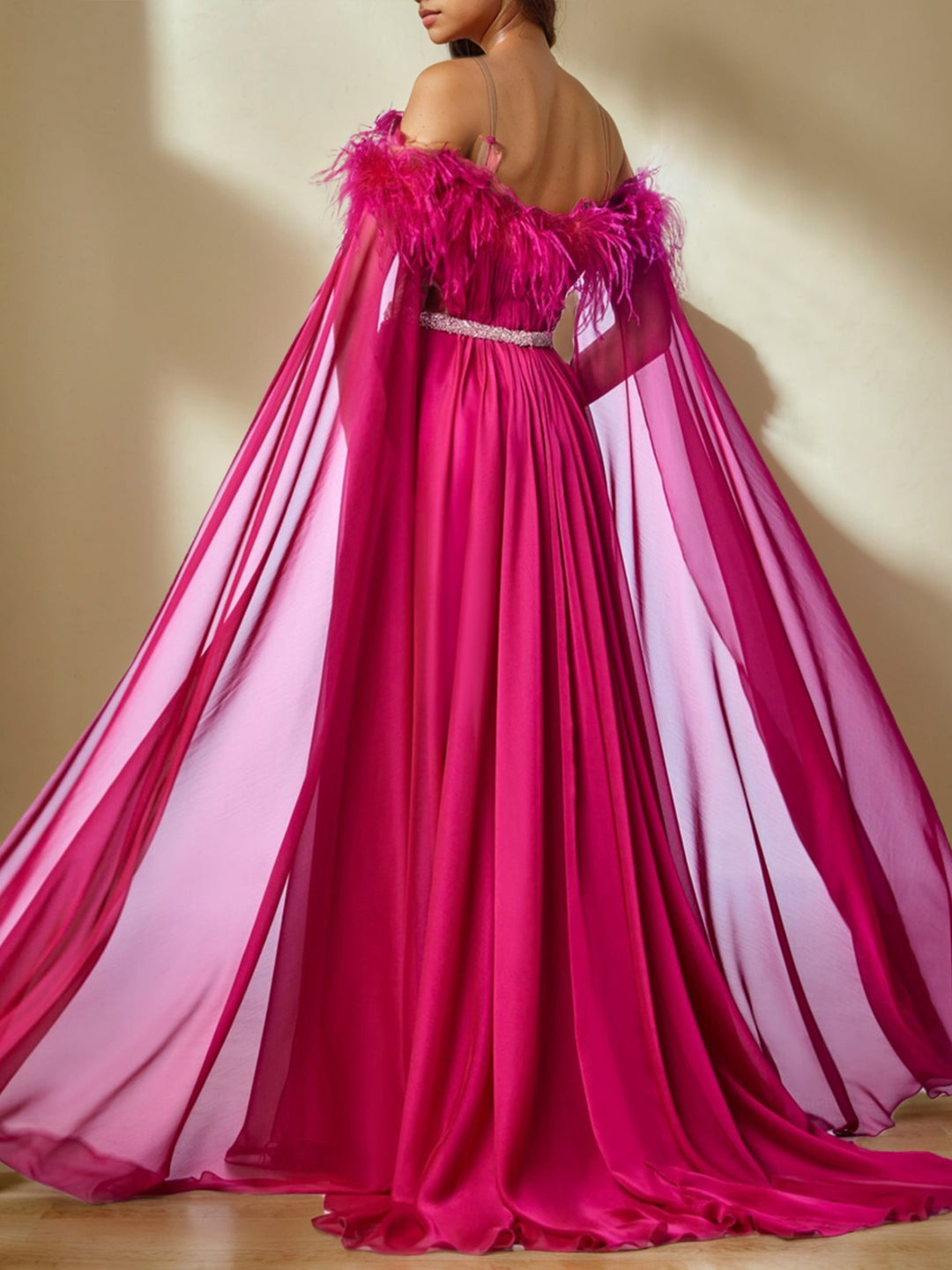 Robe de Soirée Trapèze/Princesse à Épaules Dénudées et Manches Longues avec Plumes