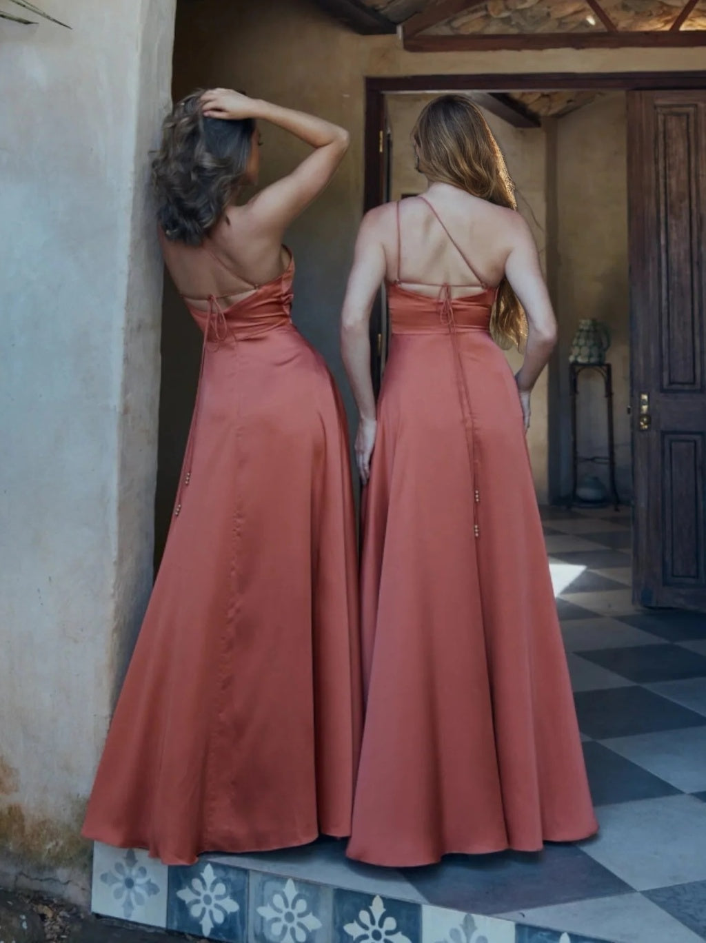 Ligne A/Princesse Une Épaule Sans Manches La Longueur du Sol Satin de Soie Robes de Demoiselle d'Honneur