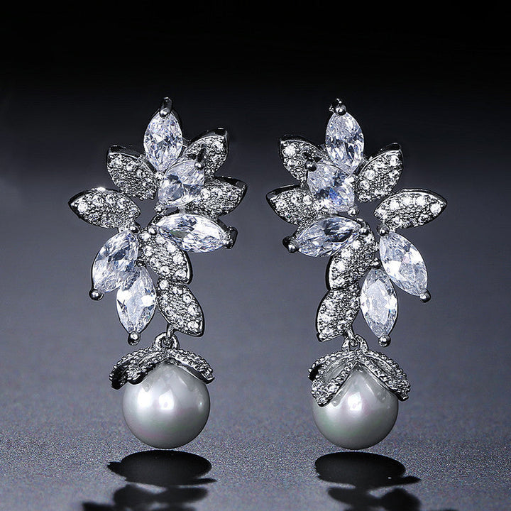 Boucles d'oreilles pendantes élégantes avec perles et strass