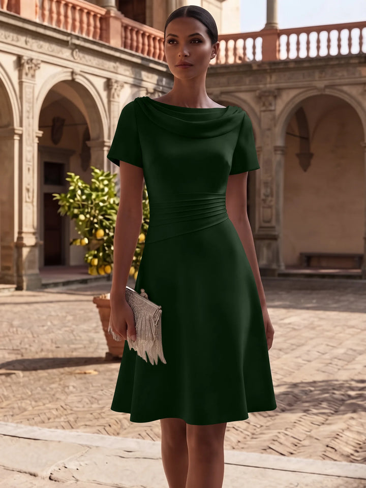 Robe de Cocktail Ligne A/Princesse en Satin Élastique Col Drapé Longueur Genou Froncée Manches Courtes