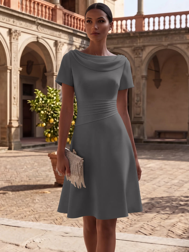 Robe de Cocktail Ligne A/Princesse en Satin Élastique Col Drapé Longueur Genou Froncée Manches Courtes