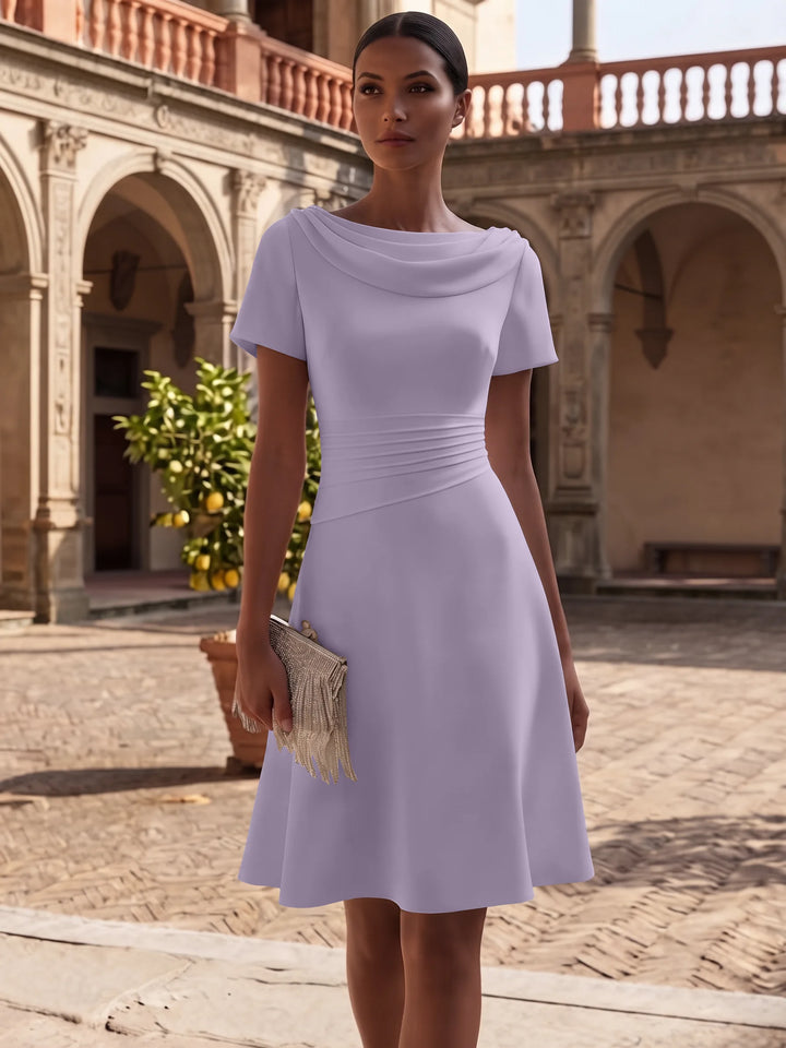 Robe de Cocktail Ligne A/Princesse en Satin Élastique Col Drapé Longueur Genou Froncée Manches Courtes