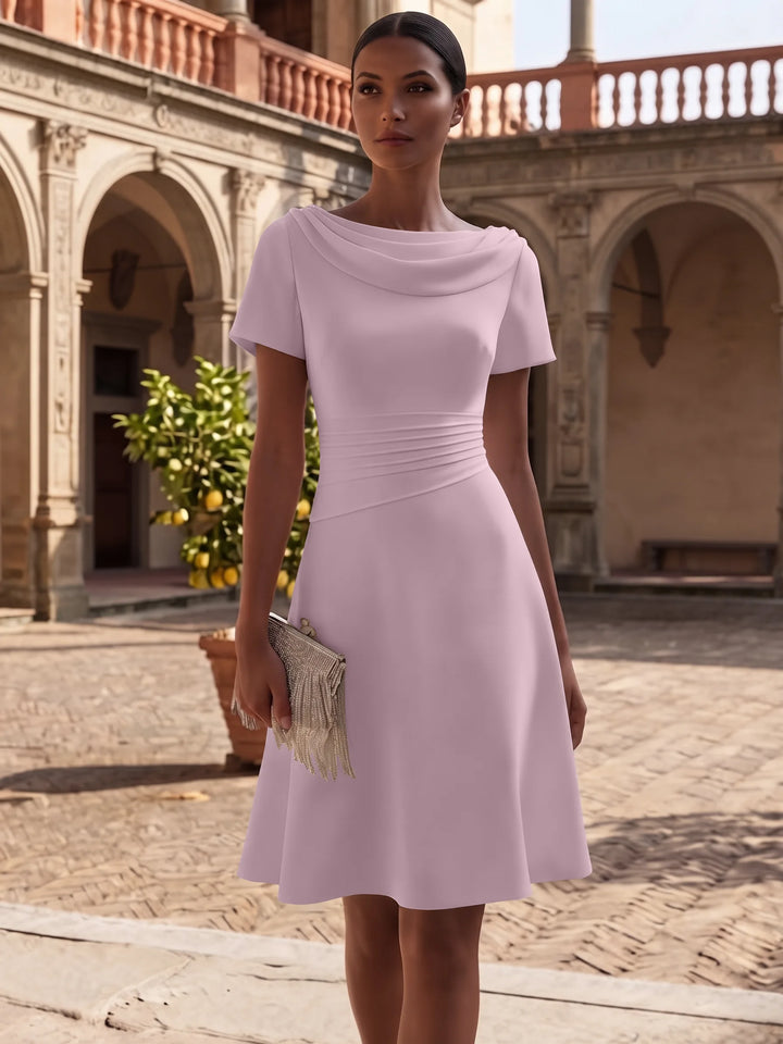 Robe de Cocktail Ligne A/Princesse en Satin Élastique Col Drapé Longueur Genou Froncée Manches Courtes