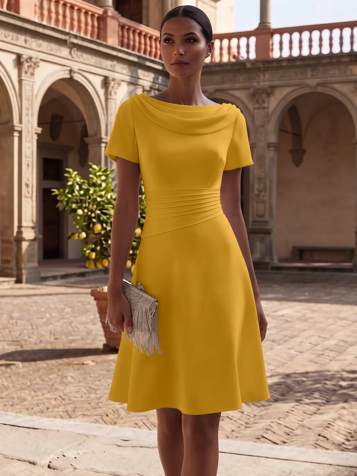 Robe de Cocktail Ligne A/Princesse en Satin Élastique Col Drapé Longueur Genou Froncée Manches Courtes