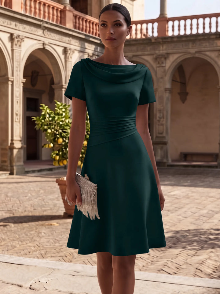 Robe de Cocktail Ligne A/Princesse en Satin Élastique Col Drapé Longueur Genou Froncée Manches Courtes