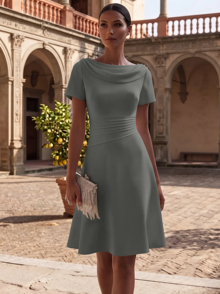Robe de Cocktail Ligne A/Princesse en Satin Élastique Col Drapé Longueur Genou Froncée Manches Courtes