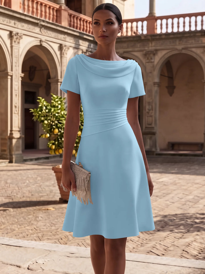 Robe de Cocktail Ligne A/Princesse en Satin Élastique Col Drapé Longueur Genou Froncée Manches Courtes