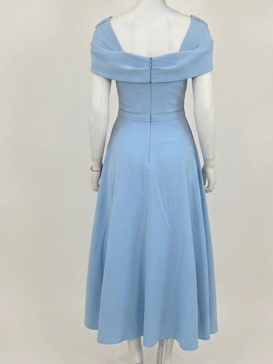 Robe de mère de la mariée, coupe A ou princesse, décolleté épaules dénudées, longueur mi-mollet, avec nœud
