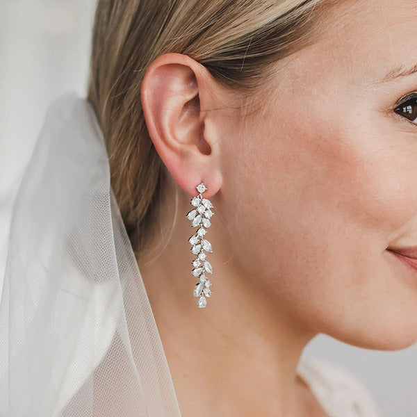 Boucles d'oreilles pendantes ovales classiques en strass