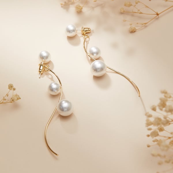 Boucles d'oreilles pendantes classiques en perles et zircones