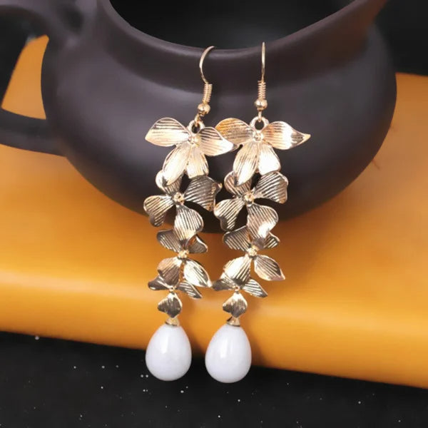 Boucles d'oreilles pendantes élégantes en perles