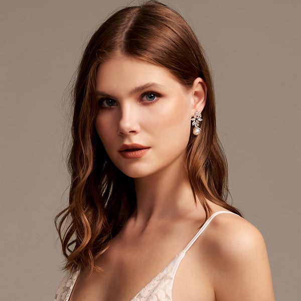 Boucles d'oreilles pendantes élégantes avec perles et strass