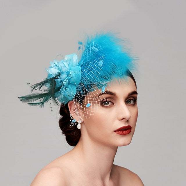 Chapeaux Fascinateurs en Filet de Plumes avec Motif Floral