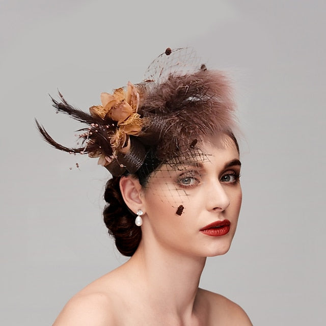 Chapeaux Fascinateurs en Filet de Plumes avec Motif Floral