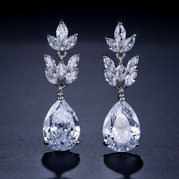 Magnifiques boucles d'oreilles pendantes en zircon