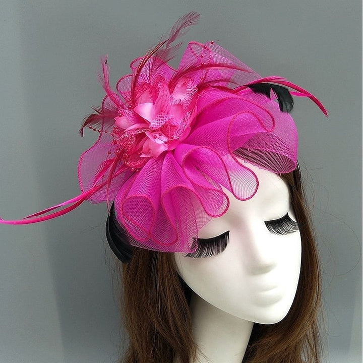 Bibi soucoupe en résille élégant avec fleurs, plumes et perles