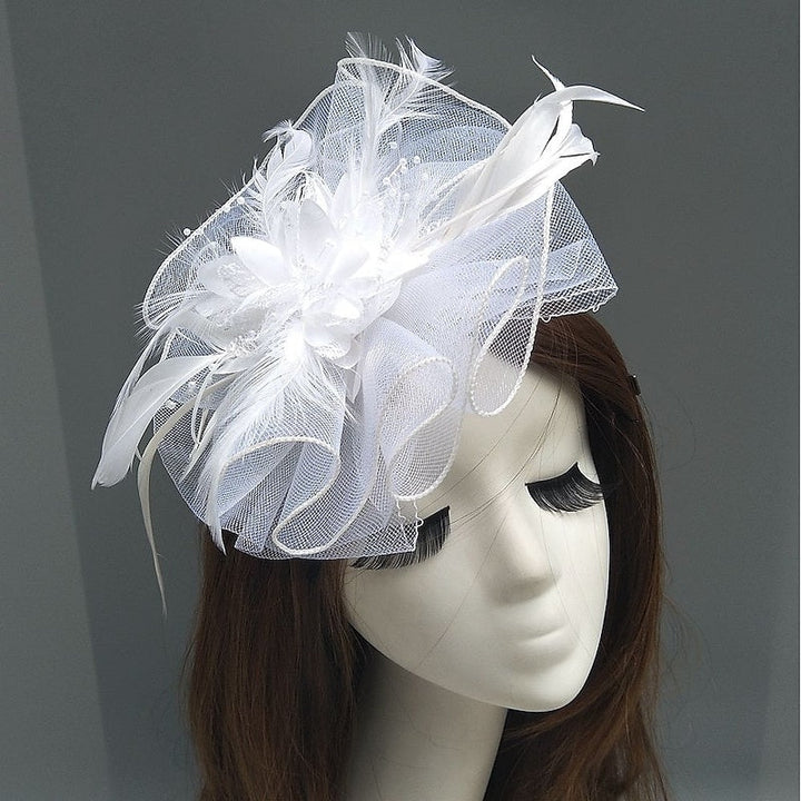 Bibi soucoupe en résille élégant avec fleurs, plumes et perles