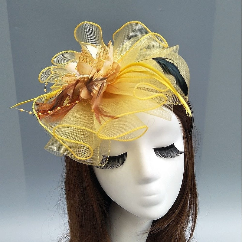 Bibi soucoupe en résille élégant avec fleurs, plumes et perles