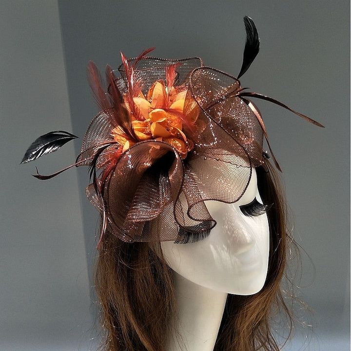 Bibi soucoupe en résille élégant avec fleurs, plumes et perles