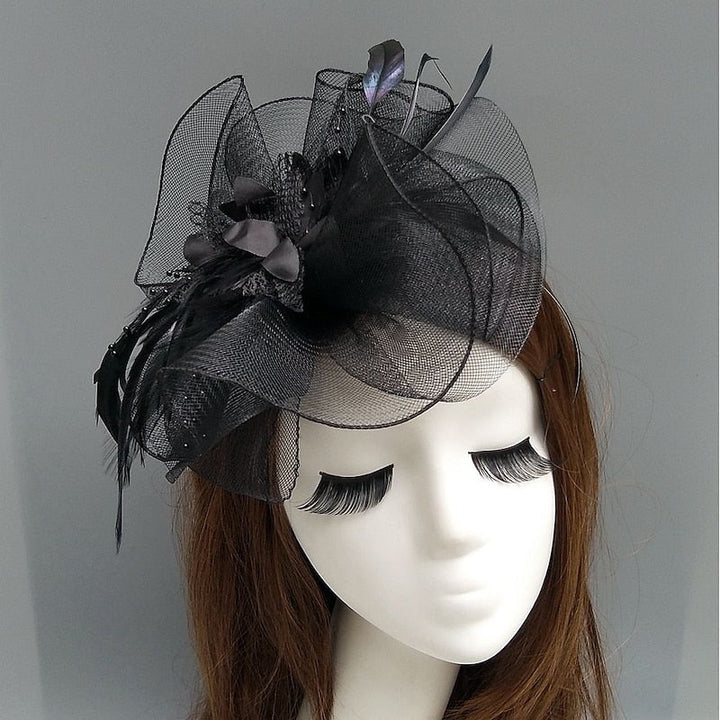 Bibi soucoupe en résille élégant avec fleurs, plumes et perles
