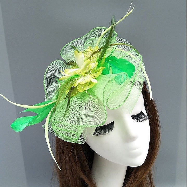 Bibi soucoupe en résille élégant avec fleurs, plumes et perles