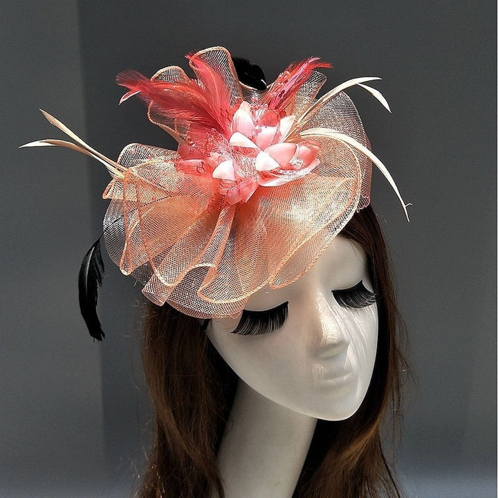 Bibi soucoupe en résille élégant avec fleurs, plumes et perles