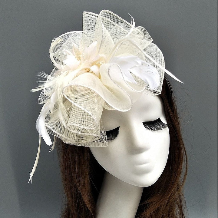 Bibi soucoupe en résille élégant avec fleurs, plumes et perles