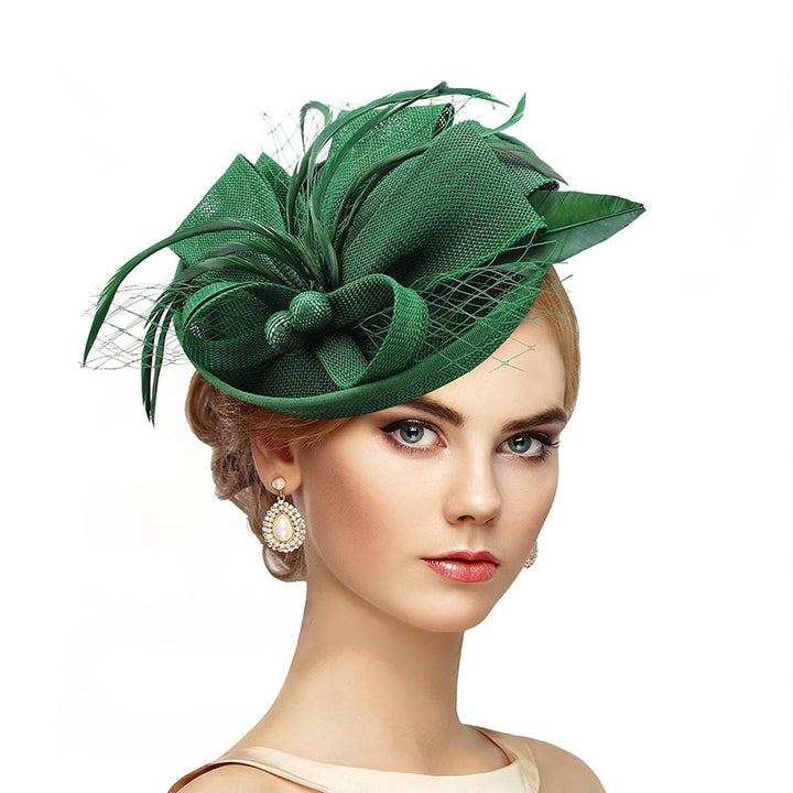 Coiffe blanche florale plumes pour Tea Party et Kentucky Derby