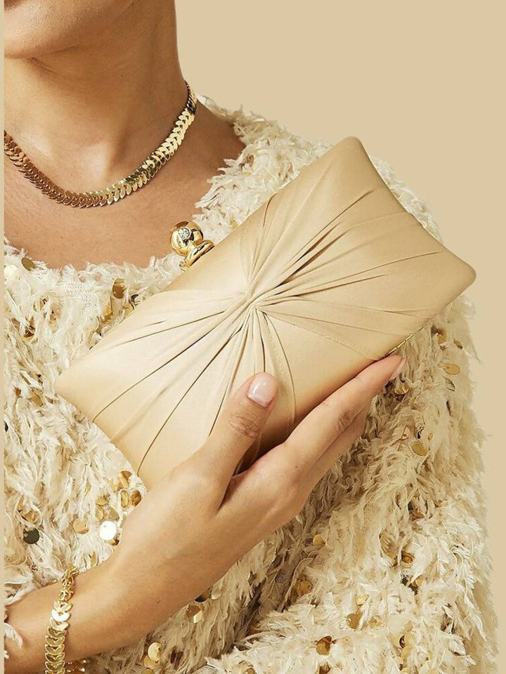 Pochette Élégante à Volants avec Chaîne en Or Satiné et Fermoir en Cristal