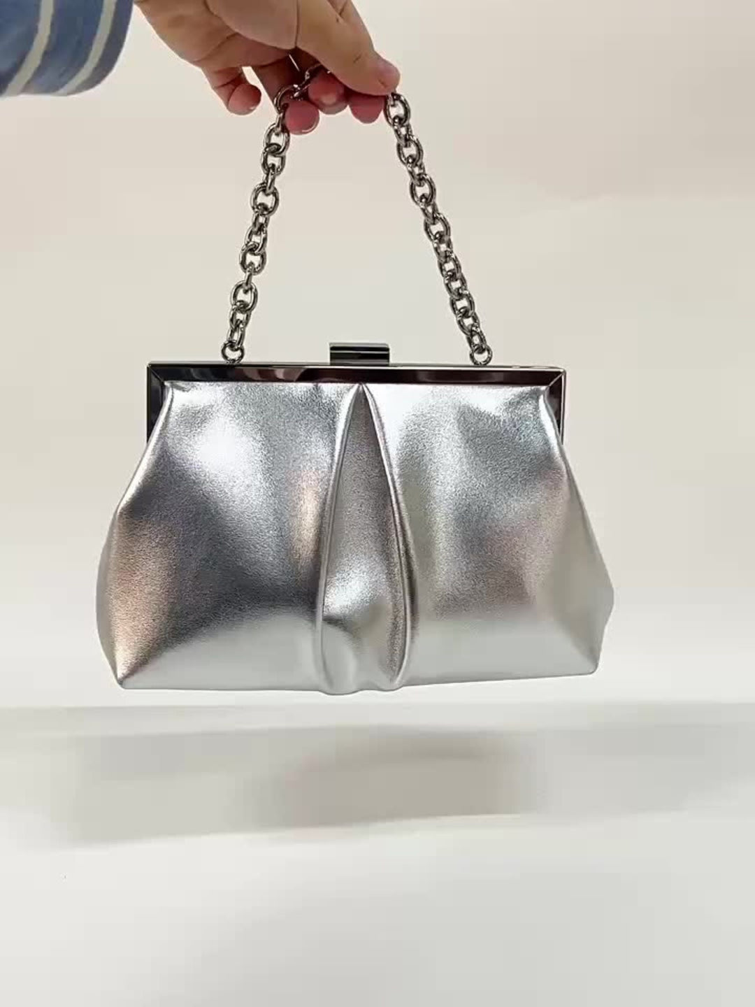 Pochette Élégante en Chaîne Métallique Dorée avec Volants