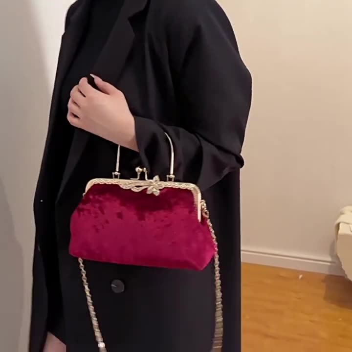 Pochette de Soirée Haut de Gamme en Velours Bordeaux Raffinée