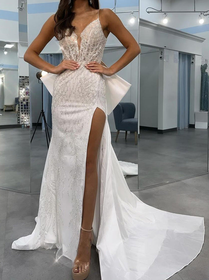 Robe de mariée fourreau/colonne à bretelles spaghetti et col en V avec paillettes et c?té fendu