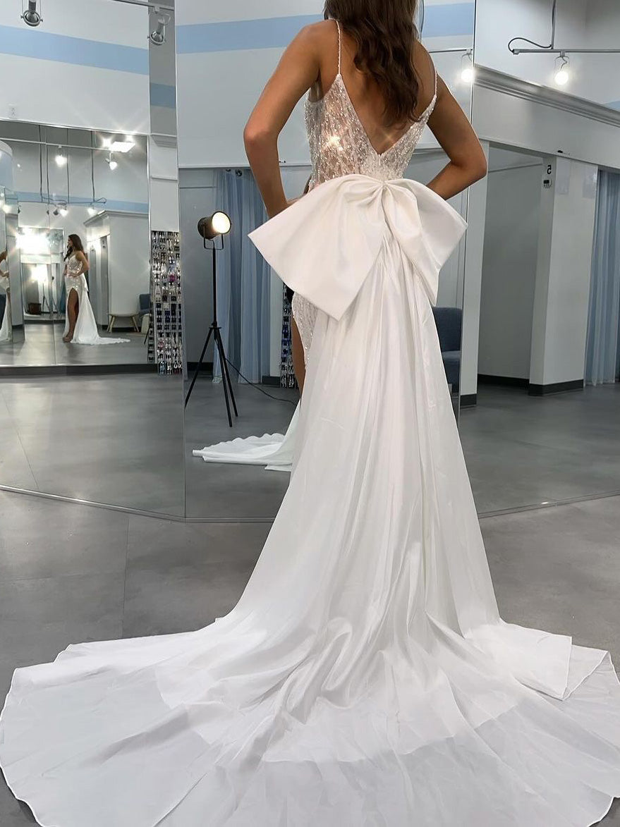 Robe de mariée fourreau/colonne à bretelles spaghetti et col en V avec paillettes et c?té fendu