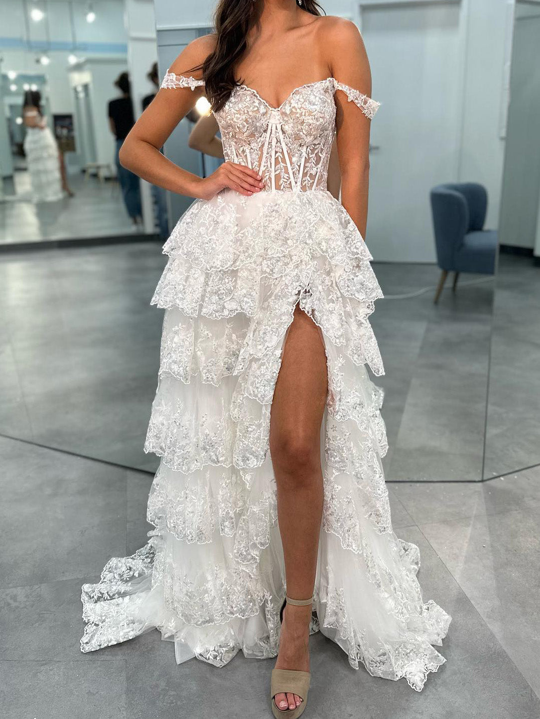 Forme Princesse Hors-la-épaule Robe de mariée en Dentelleavec Côté fendu et appliqué