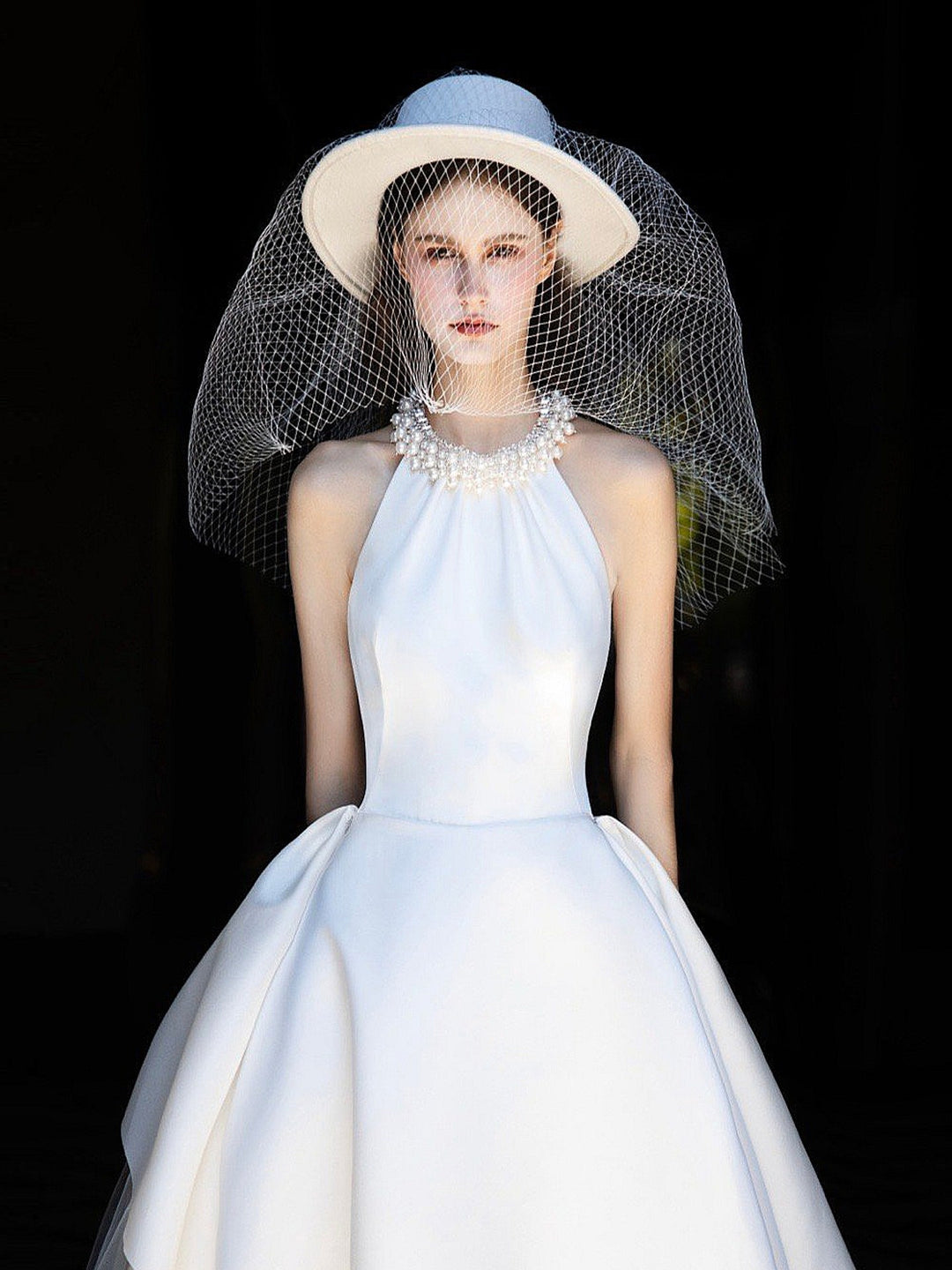 Robe de mariée coupe A/Princesse, col licou, sans manches, longueur au sol, avec applications de bijoux et fleurs 3D