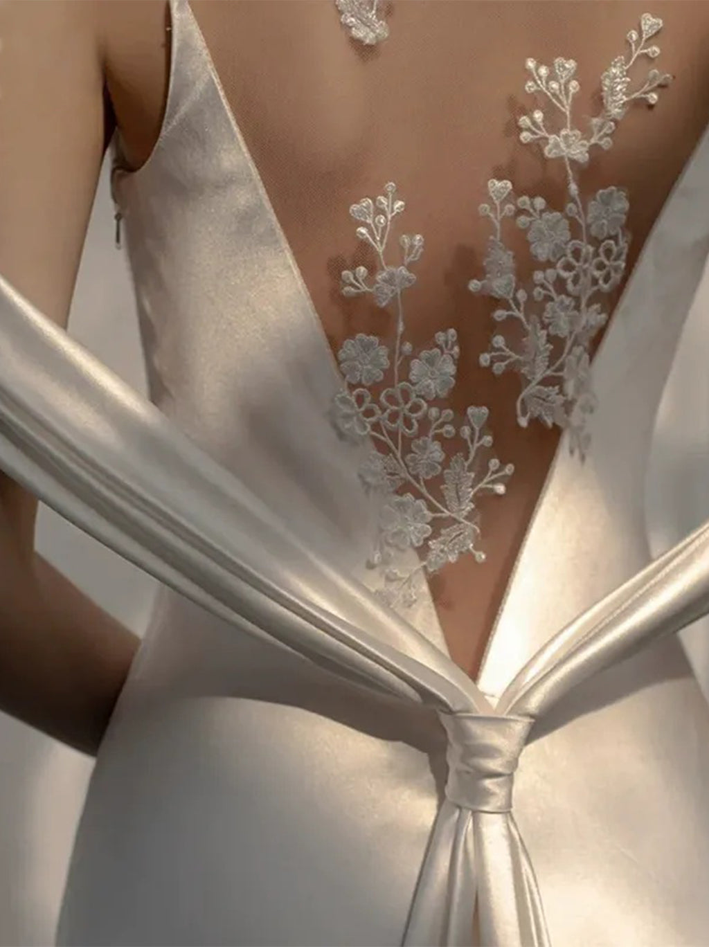 Robe De Mariée Forme Trompette/Sirène, Col Rond Creux, Sans Manches, Traîne Légère, Avec Appliques En Tulle