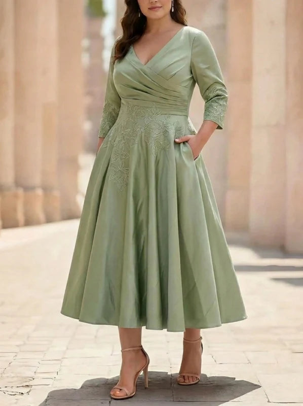 Robe Mère de la Mariée, Grande Taille, Ligne A/Princesse, Col en V, Manches 3/4, Longueur du Thé, Satin, Plissée en Dentelle