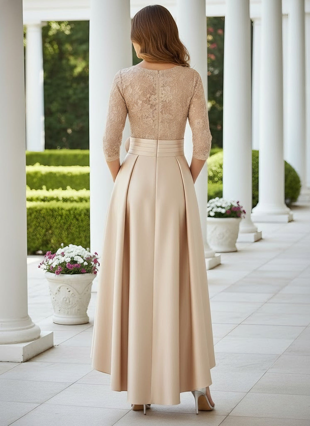 Robe mère de la mariée satin ligne A, col V, manches 3/4, longueur sol asymétrique, dentelle, poches et fleurs 3D