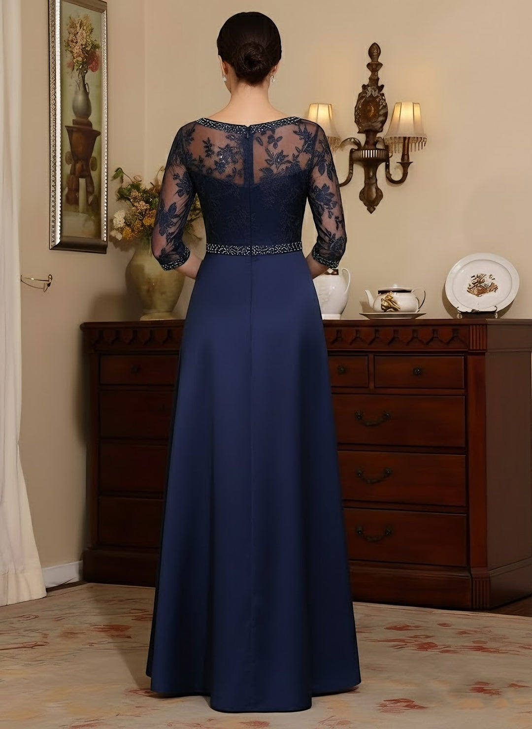 Robe mère de la mariée satin ligne A, col rond, manches 3/4, longueur sol, dentelle, perles et ceinture
