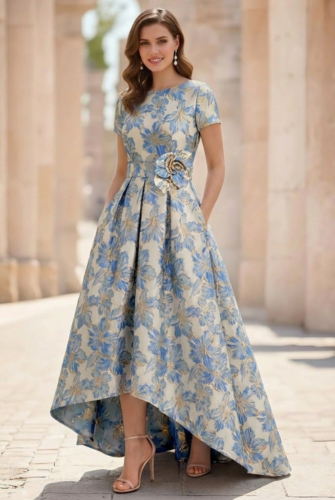 Robe mère de la mariée satin imprimé ligne A, col rond, manches courtes, longueur cheville asymétrique, motifs floraux, fleurs 3D et poches