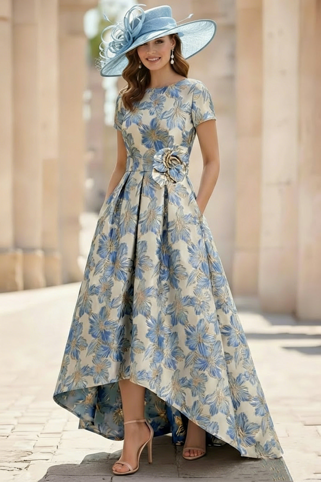 Robe mère de la mariée satin imprimé ligne A, col rond, manches courtes, longueur cheville asymétrique, motifs floraux, fleurs 3D et poches