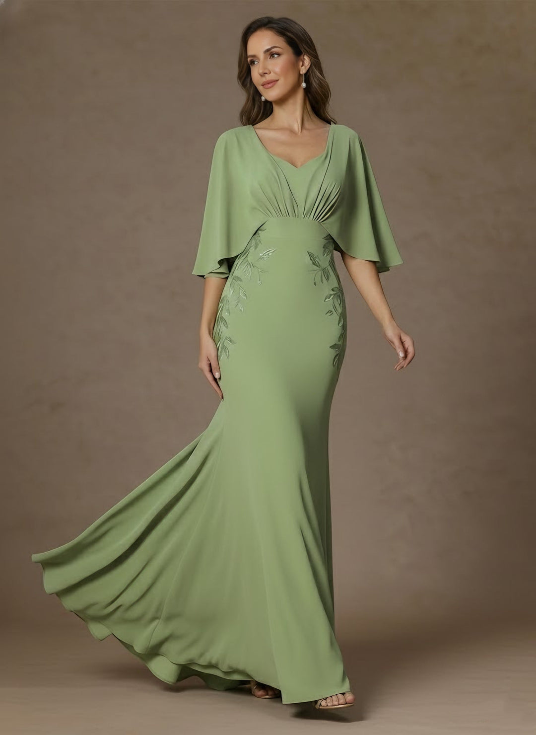 Robe mère de la mariée sirène, satin stretch col V, appliques, manches courtes, longueur sol, drapé