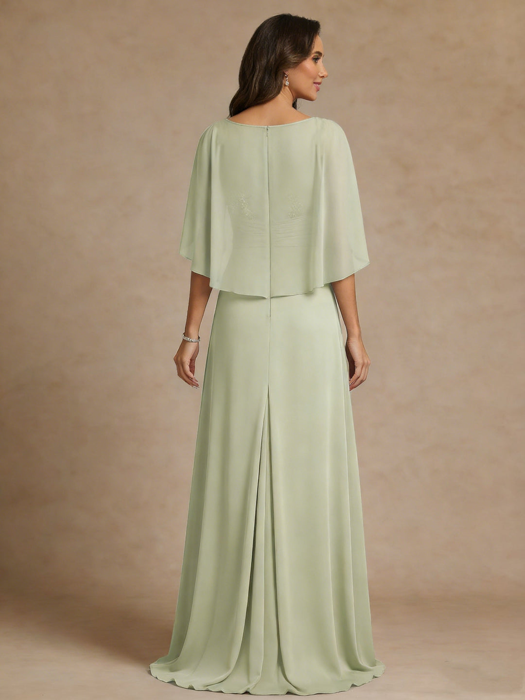 Robe mère de la mariée ligne A, mousseline col rond, dentelle, manches cape, longueur sol, drapé