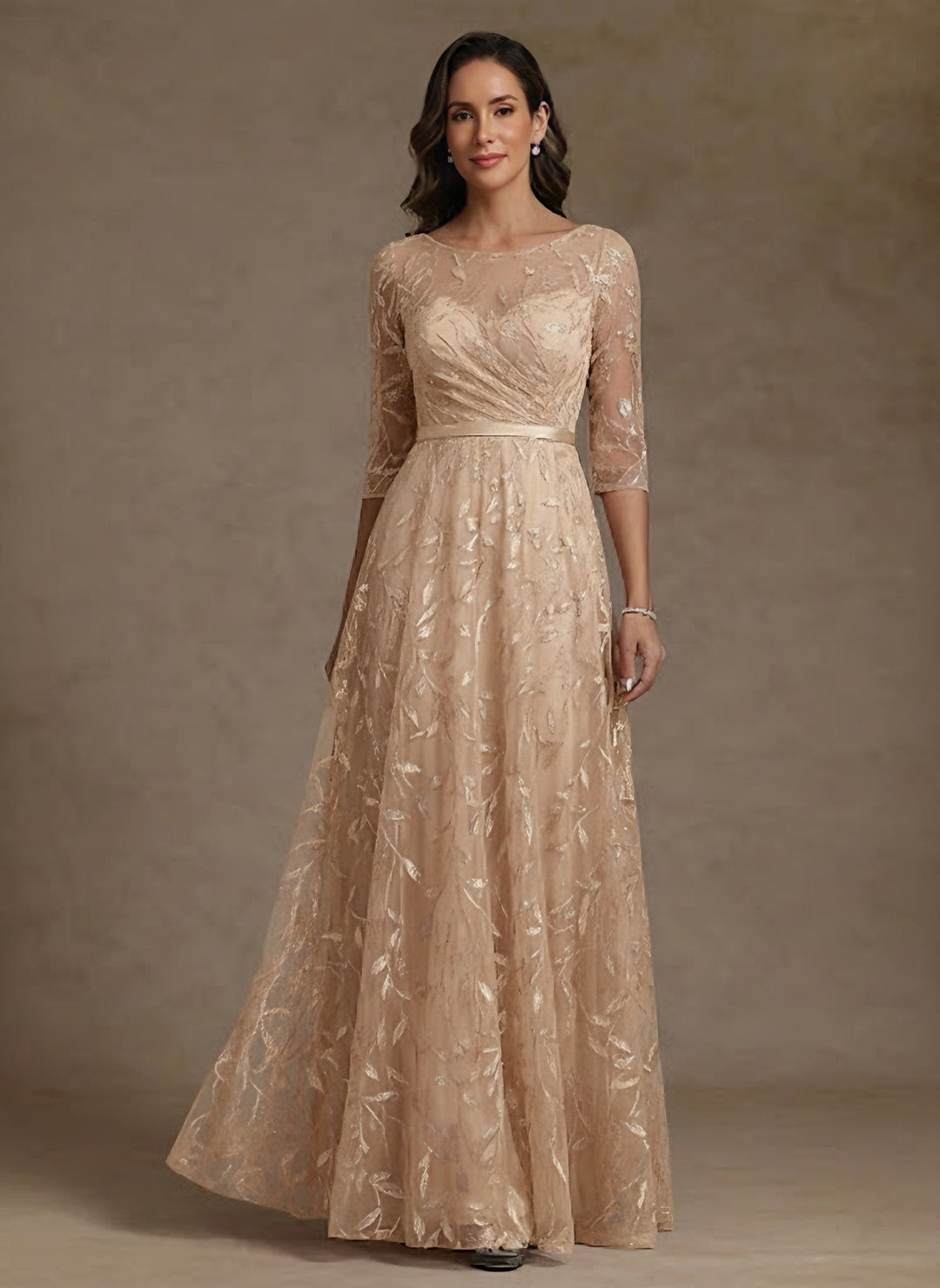 Robe mère de la mariée ligne A, dentelle col rond, manches mi-longues, longueur sol, plissé