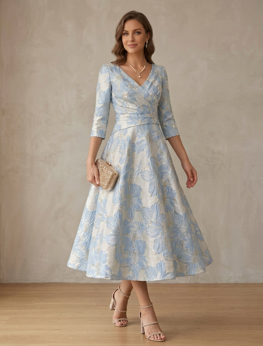 Robe de mariée courte manches 3/4 satin floral décolleté en V ligne princesse